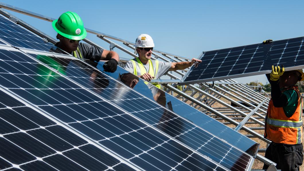 werklui bezig met zonnepaneel