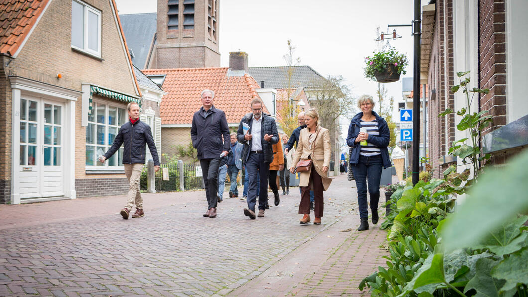 mensen die lopen door Heeg