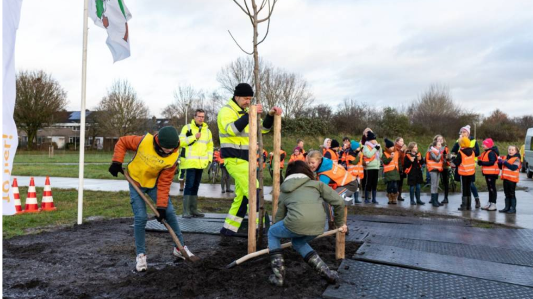 kinderen planten een boom