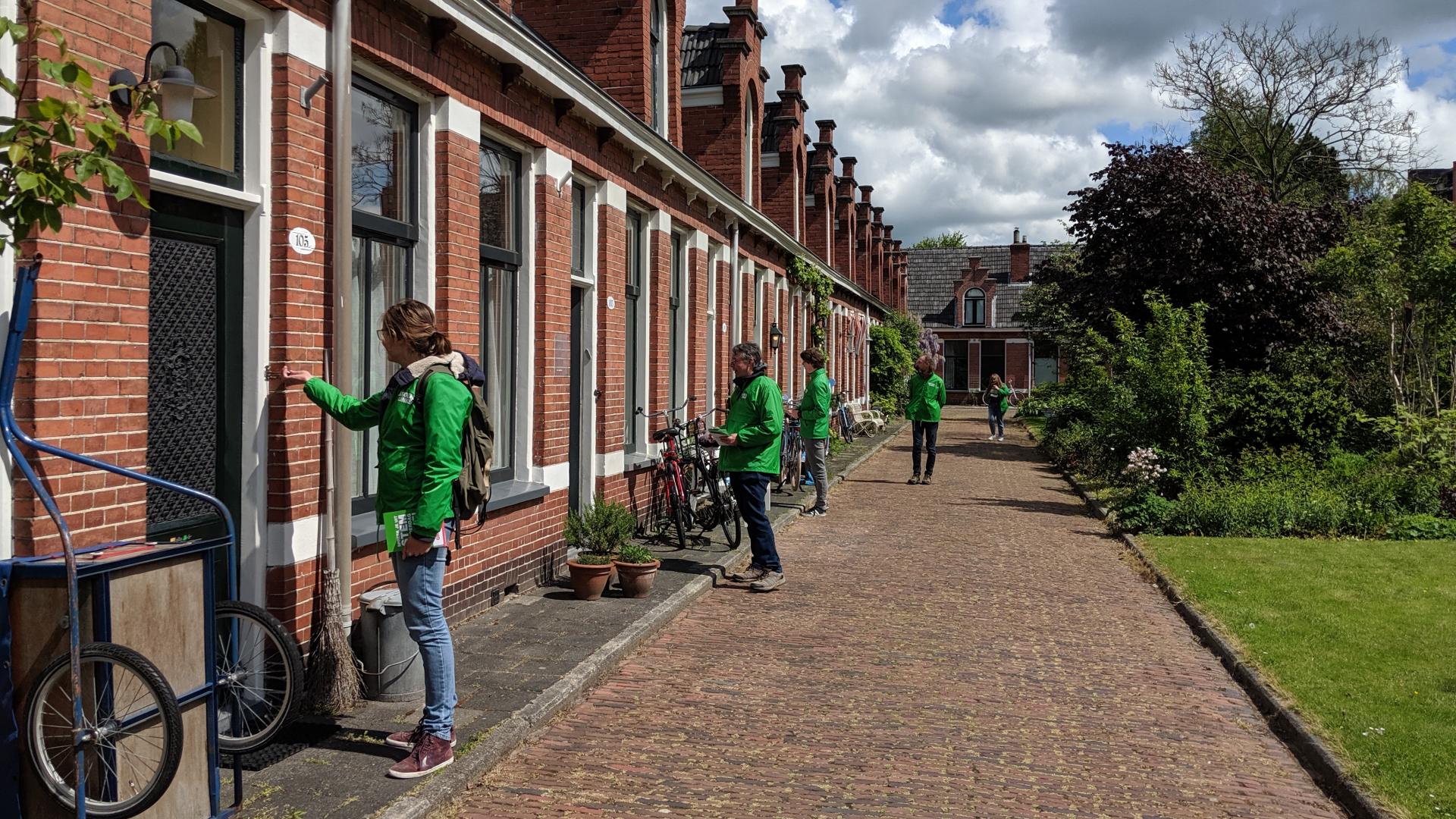 GroenLinks-vrijwilligers bellen in een straat bij mensen aan voor een huis-aan-huis actie